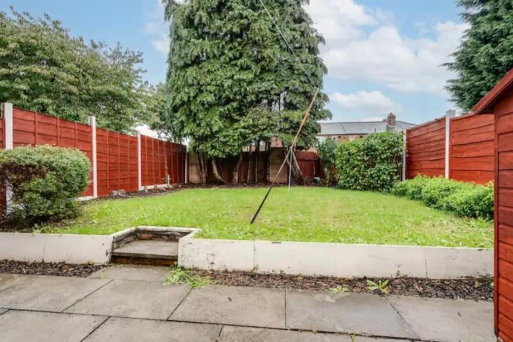 Newly Renovated House Near Trafford Centre Villa Manchester Dış mekan fotoğraf